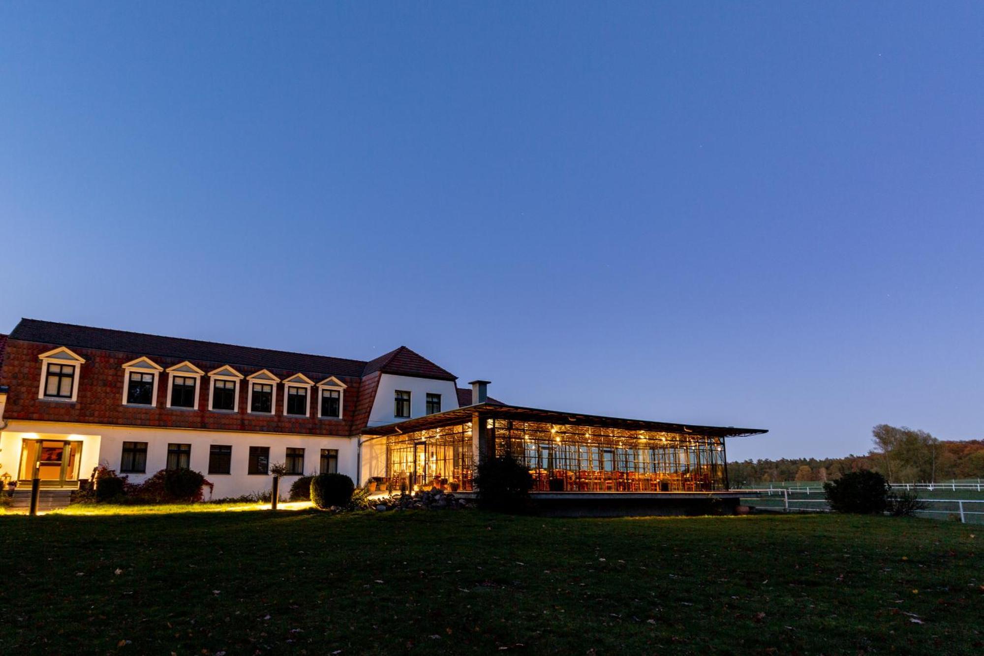Gut Sarnow - Hotel Und Restaurant Шорфхайде Экстерьер фото